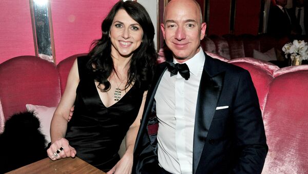 (FILES) In this file photo taken on February 26, 2017 (L-R) CEO of Amazon Jeff Bezos and his wife writer MacKenzie Bezos attend the Amazon Studios Oscar Celebration at Delilah in West Hollywood, California - Sputnik International