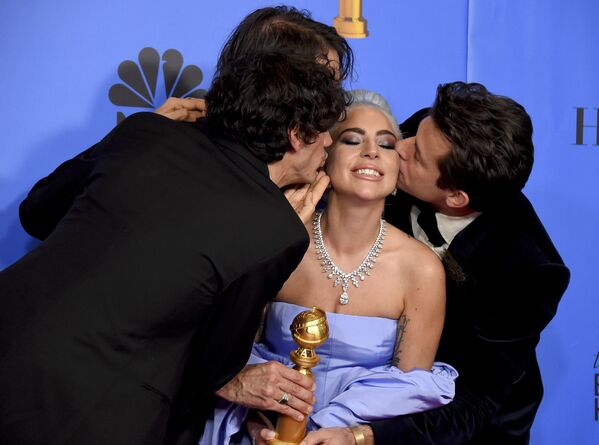 Anthony Rossomando, Andrew Wyatt, and Mark Ronson kiss Lady Gaga at Golden Globe Awards - Sputnik International