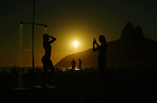 Beachgoers take photos at Ipanema beach at sunset in Rio de Janeiro, Brazil, on 8 January 2019. - Sputnik International