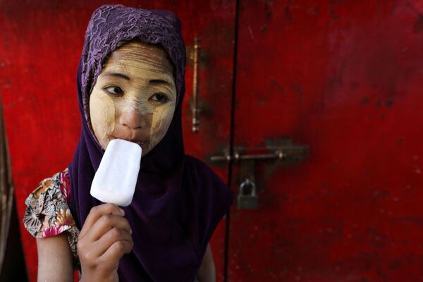 A girl eats a popsicle during Myanmar's 71st Independence Day in Yangon, Myanmar,  January 4, 2019. - Sputnik International