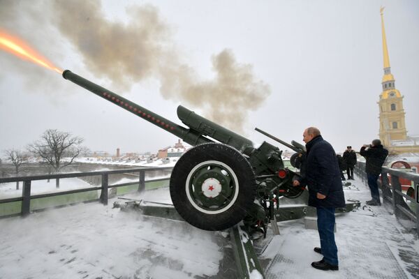 Vladimir Putin makes a shot from a cannon during a walk through the Peter and Paul Fortress - Sputnik International
