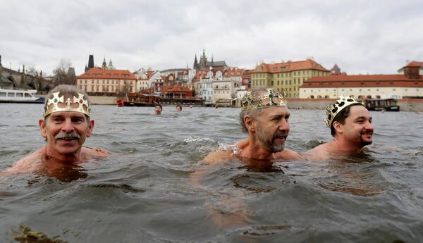 Participants take part in the traditional Three Kings swim to celebrate Epiphany at the Vltava River in Prague, Czech Republic, January 6, 2019. - Sputnik International