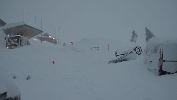 Snow covers vehicles at Santis-Schwaegalp mountain area after an avalanche, in Switzerland January 10, 2019 - Sputnik International