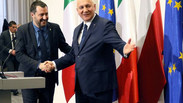 Italian Deputy Prime Minister Matteo Salvini shakes hands with Polish Interior Minister Joachim Brudzinski during a joint news conference in Warsaw, Poland January 9, 2019 - Sputnik International