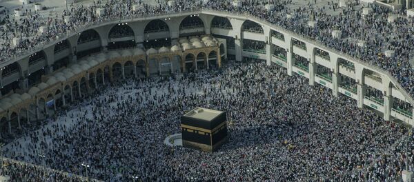 Muslim pilgrims perform the farewell circling of the Kaaba, the cubic building at the Grand Mosque, marking the end of hajj pilgrimage in the Muslim holy city of Mecca, Saudi Arabia, Thursday, Aug. 16, 2018 - Sputnik International