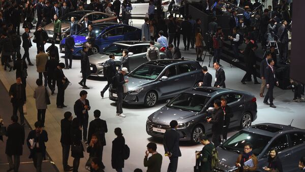 Visitors look at cars during a press preview of the Seoul Motor Show in Goyang, northwest of Seoul, on March 30, 2017 - Sputnik International