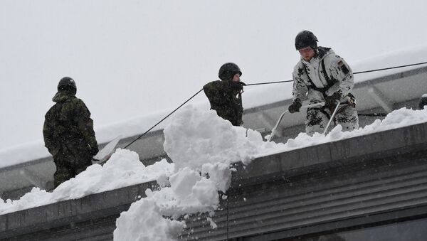 Soldiers of the German armed forces Bundeswehr remove snow from the roof of a high school building in Berchtesgaden, Germany, January 10, 2019 - Sputnik International