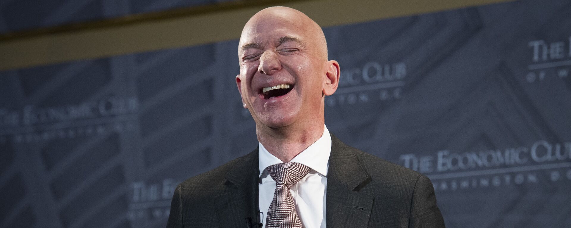 Jeff Bezos, Amazon founder and CEO, laughs as he speaks at The Economic Club of Washington's Milestone Celebration in Washington, Thursday, Sept. 13, 2018 - Sputnik International, 1920, 18.11.2021