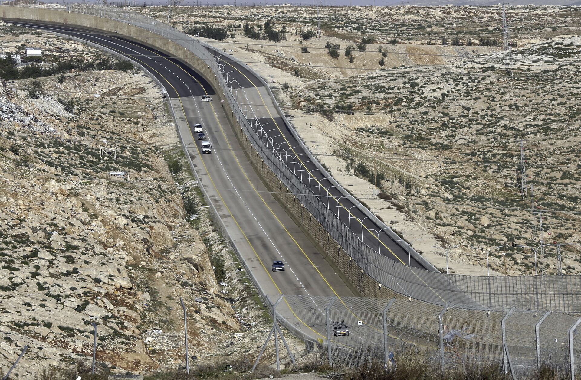 A newly opened segregated West Bank highway, right side of the wall, is seen near Jerusalem Thursday, Jen. 10, 2019. - Sputnik International, 1920, 27.10.2021