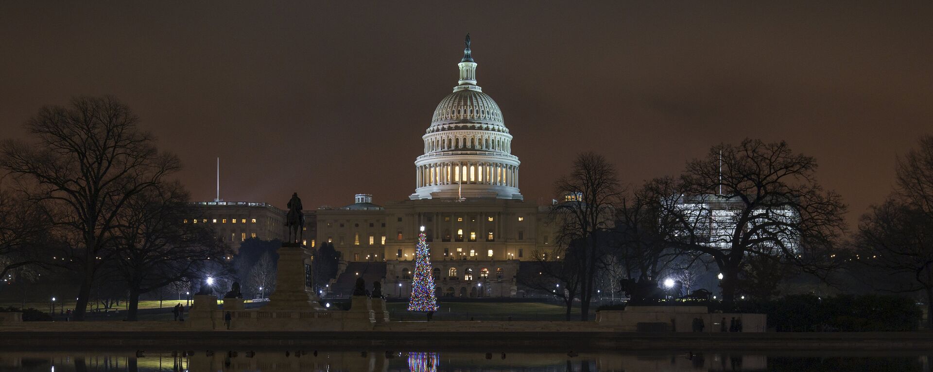 The US Capitol building is mirrored in the Reflecting Pool in Washington DC Dec. 28, 2018. - Sputnik International, 1920, 23.01.2023