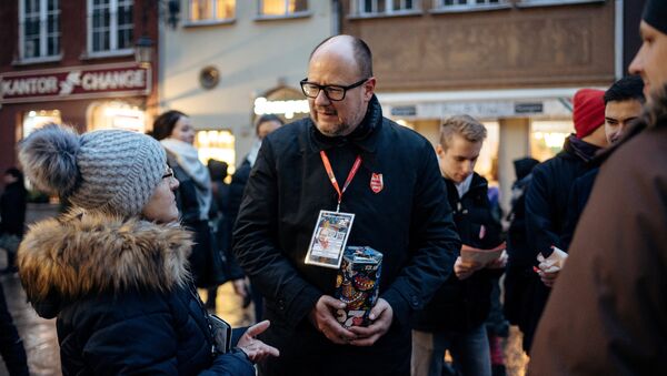 Gdansk's Mayor Pawel Adamowicz speaks with people as he collects money for the Great Orchestra of Christmas Charity in Gdansk, Poland January 13, 2019 - Sputnik International