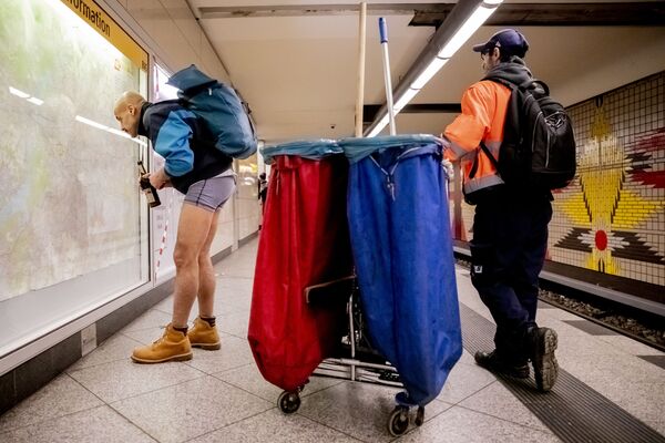 Nevermind the Chill: No Pants Subway Ride-2019 Takes Over the World - Sputnik International