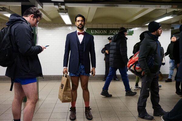 Nevermind the Chill: No Pants Subway Ride-2019 Takes Over the World - Sputnik International