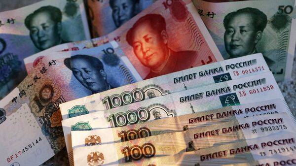 Chinese 100, 50, 20, 10 and 5 yuan bills and Russian 1,000 and 100 ruble bills - Sputnik International