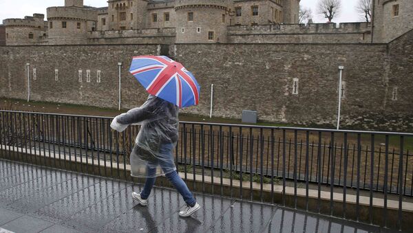 A tourist carrying a Union Flag umbrella walks in the rain during a spell of wet weather, next to The Tower of London, in London, Britain January 15, 2017. - Sputnik International