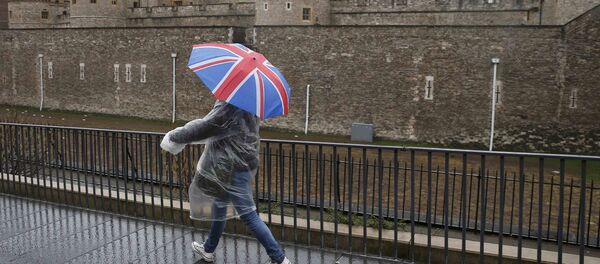 A tourist carrying a Union Flag umbrella walks in the rain during a spell of wet weather, next to The Tower of London, in London, Britain January 15, 2017. - Sputnik International