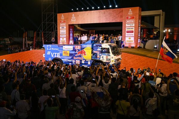 Numerous fans welcome the KAMAZ-master crew before the start of the Dakar 2019 Rally - Sputnik International