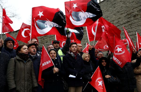 Members of Vatan (Patriotic) Party wave Turkish and the party flags during a protest against U.S. President Donald Trump near the U.S. Consulate in Istanbul, Turkey January 15, 2019 - Sputnik International