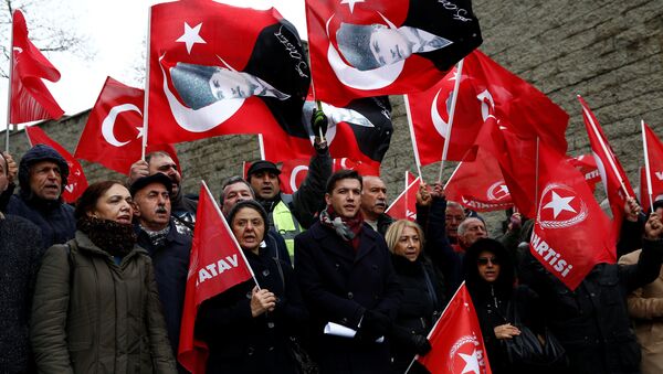 Members of Vatan (Patriotic) Party wave Turkish and the party flags during a protest against U.S. President Donald Trump near the U.S. Consulate in Istanbul, Turkey January 15, 2019 - Sputnik International