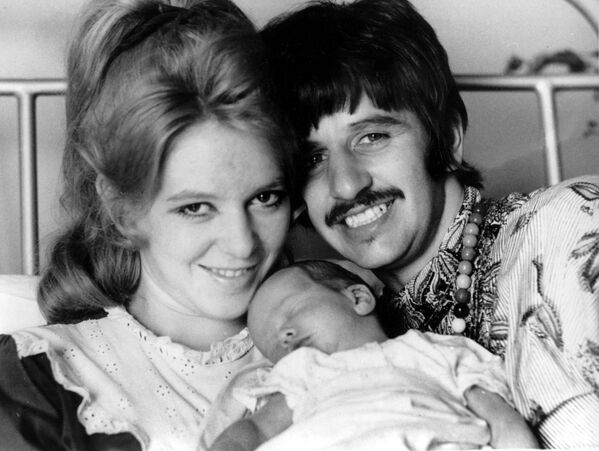 Member of The Beatles Ringo Starr and his first wife, Maureen, 21, pose with their son, Jason Starkey - Sputnik International