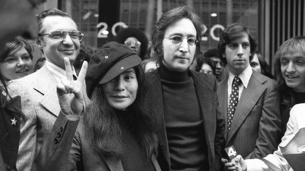 Бывший участник группы The Beatles Джон Леннон с женой Йоко Оно - Sputnik International