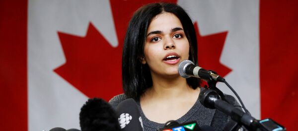 Rahaf Mohammed al-Qunun, an 18-year-old Saudi woman who fled her family, speaks at the COSTI Corvetti Education Centre in Toronto, Ontario, Canada January 15, 2019 - Sputnik International