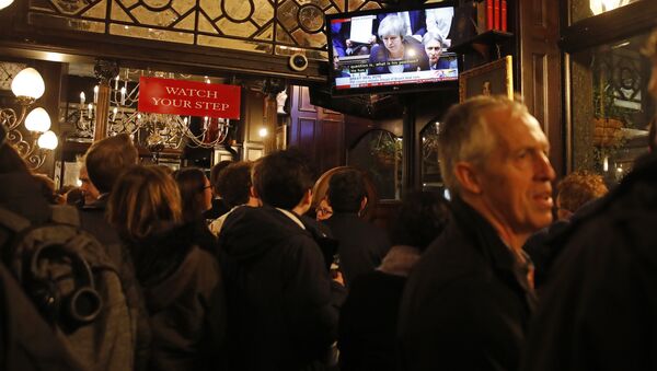 Drinkers watch a television screen in the Red Lion public house on Whitehall, as it shows Britain's Prime Minister Theresa May speaking in the House of Commons in London on January 15, 2019, before MPs vote on the government's Brexit deal - Sputnik International