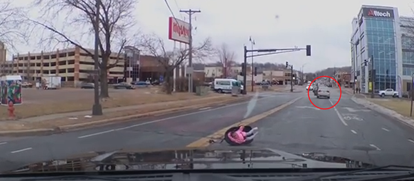 Toddler Unscathed After Being Launched From US Mother’s Car - Sputnik International