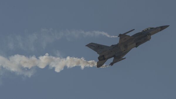 An F-16 Desert Falcon of the United Arab Emirates maneuvers at the Bahrain International Airshow in 2016. - Sputnik International