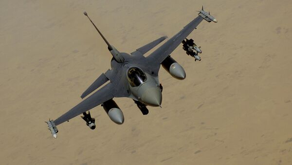 F-16 Fighting Falcon flies over Southwest Asia - Sputnik International