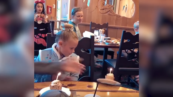 B-Day Blowout: Birthday Girl Slips, Tips Over Lit Cupcake - Sputnik International