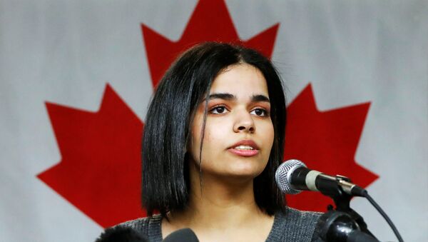 Rahaf Mohammed al-Qunun, an 18-year-old Saudi woman who fled her family, speaks at the COSTI Corvetti Education Centre in Toronto, Ontario, Canada January 15, 2019 - Sputnik International