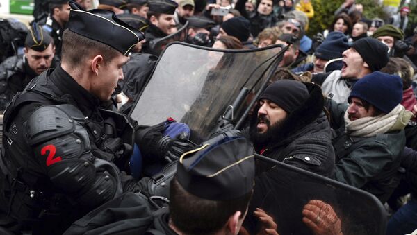 Demonstrators scuffle with police in Souillac, southern France, as police block the access to the congress hall ahead of French President Emmanuel Macron' s visit, Friday, Jan. 18, 2019 - Sputnik International