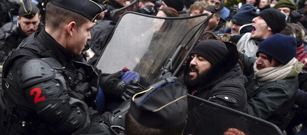Demonstrators scuffle with police in Souillac, southern France, as police block the access to the congress hall ahead of French President Emmanuel Macron' s visit, Friday, Jan. 18, 2019 - Sputnik International