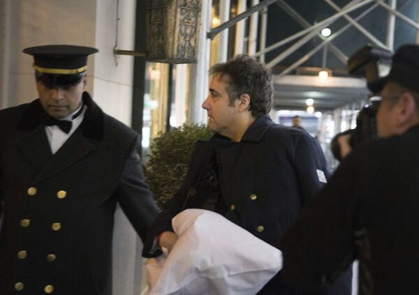 Michael Cohen arrives at his home in New York with his left arm in a sling supported by a pillow Friday, Jan. 18, 2019. Michael Cohen arrives at his home in New York with his left arm in a sling supported by a pillow Friday, Jan. 18, 2019. - Sputnik International