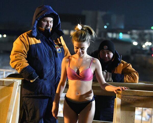 A girl is going to dive in the icy waters on a Vladivostok beach A girl is going to dive in the icy waters on a Vladivostok beach - Sputnik International