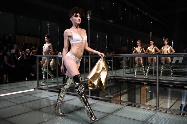 'Lingerie Rocks': Spectacular Musical Fashion Show Hits Paris - Sputnik International