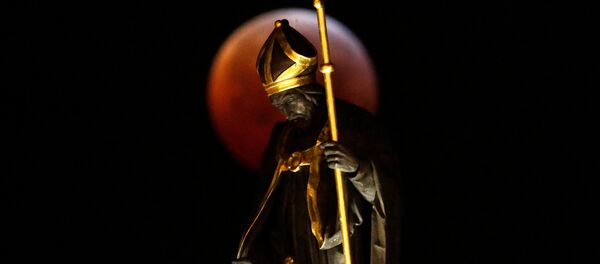 The Super Blood Wolf Moon is seen near a statue during a lunar eclipse on Brussels' Grand Place, Belgium, January 21, 2019 The Super Blood Wolf Moon is seen near a statue during a lunar eclipse on Brussels' Grand Place, Belgium, January 21, 2019 - Sputnik International