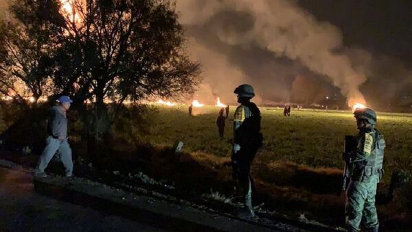 Military personnel watch as flames engulf an area after a ruptured fuel pipeline exploded, in the municipality of Tlahuelilpan, Hidalgo, Mexico, near the Tula refinery of state oil firm Petroleos Mexicanos (Pemex), January 18, 2019 in this handout photo provided by the National Defence Secretary (SEDENA) - Sputnik International