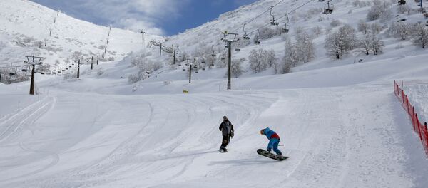 Snow surfers go down a slope at the Mount Hermon ski resort, in the Israeli-occupied Golan Heights, on January 10, 2019. - Sputnik International