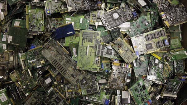 Circuit boards fill a bin at a recycling centre - Sputnik International
