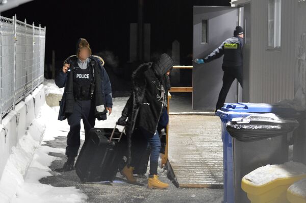 Illegal migrant on the US-Canadian border Illegal migrant on the US-Canadian border - Sputnik International