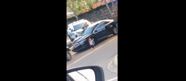 Cellphone footage shows toddler walking toward Florida police officers with arms raised during her father's arrest Cellphone footage shows toddler walking toward Florida police officers with arms raised during her father's arrest - Sputnik International
