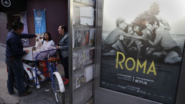 Women buy pastries from a vendor in the Roma Sur neighbourhood of Mexico City, near a poster for the Oscar-nominated film Roma - Sputnik International