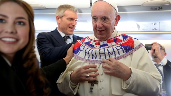 Pope Francis wears a Panama banner as he meets journalists onboard the plane taking them to Panama City, January 23, 2019 - Sputnik International