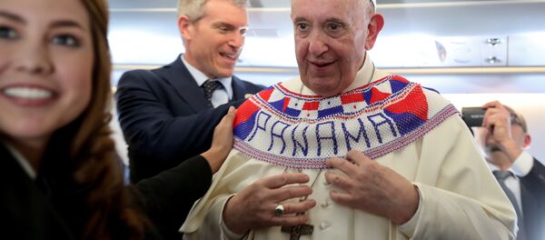 Pope Francis wears a Panama banner as he meets journalists onboard the plane taking them to Panama City, January 23, 2019 - Sputnik International