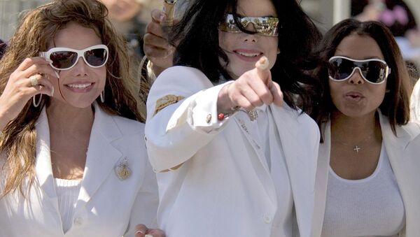 Superstar Michael Jackson (C), flanked by his sisters LaToya Jackson (L) and Janet Jackson (R) acknowledge their fans during a lunch break at a pretrial hearing at the Santa Barbara County Courthouse in Santa Maria, California, 16 August 2004. - Sputnik International