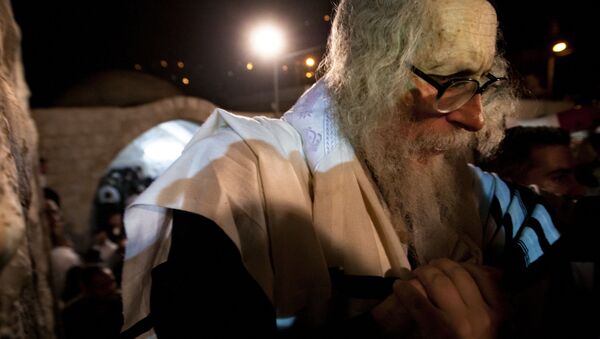 Rabbi Eliezer Berland leaves after praying at Joseph's Tomb in the West Bank city of Nablus, early Monday, May 30, 2011 - Sputnik International