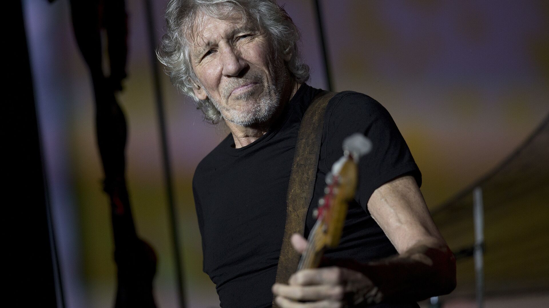 British singer and songwriter Roger Waters performs during his concert of the Us+Them tour at Maracana stadium, Rio de Janeiro, Brazil, Wednesday, Oct. 24, 2018 - Sputnik International, 1920, 22.08.2022