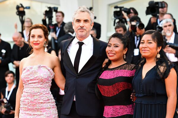 Yalitza Aparicio (second from right) plays Cleo, the family maid in Roma, directed by Alfonso Cuaron (pictured) Yalitza Aparicio (second from right) plays Cleo, the family maid in Roma, directed by Alfonso Cuaron (pictured) - Sputnik International